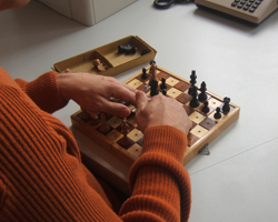 Die Hnde von Fritz Bolliger beim Schach spielen
